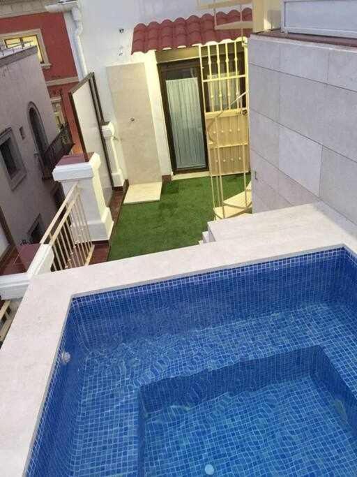 Atico Con Piscina Junto Catedral De Sevilla Bagian luar foto