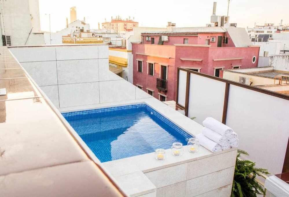 Atico Con Piscina Junto Catedral De Sevilla Bagian luar foto