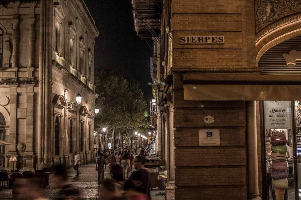 Atico Con Piscina Junto Catedral De Sevilla Bagian luar foto